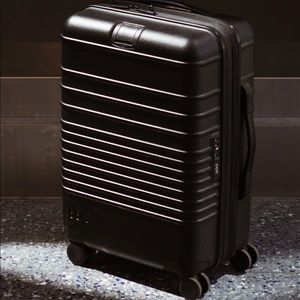 Beis The Carry-On 21” Roller in Black
